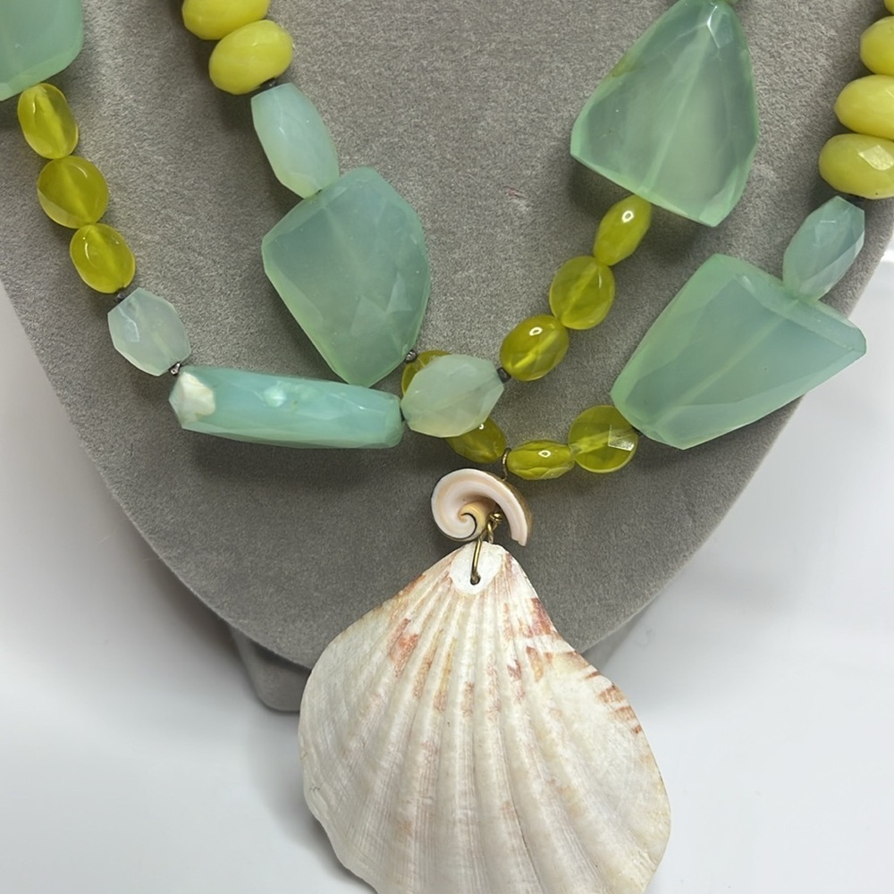 Elegant Multicolor Shell Necklace - Picture 2 of 11